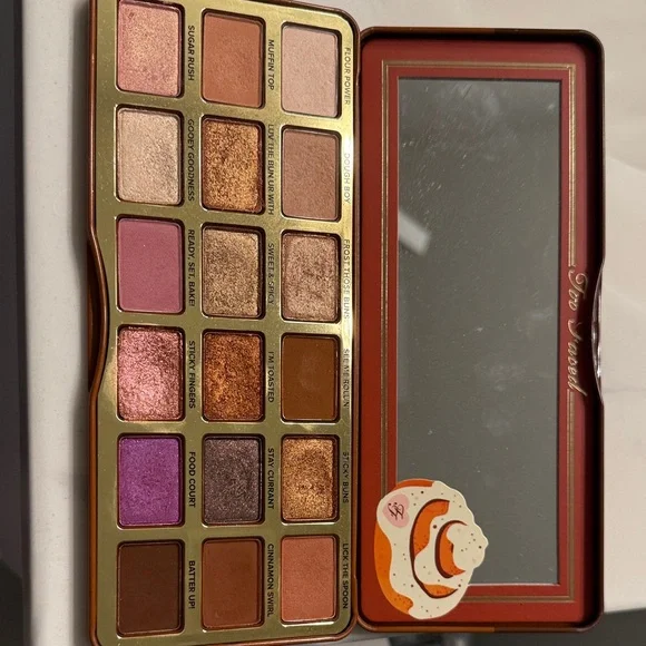 Too Faced Cinnamon Swirl Palette - Picture 3 of 5